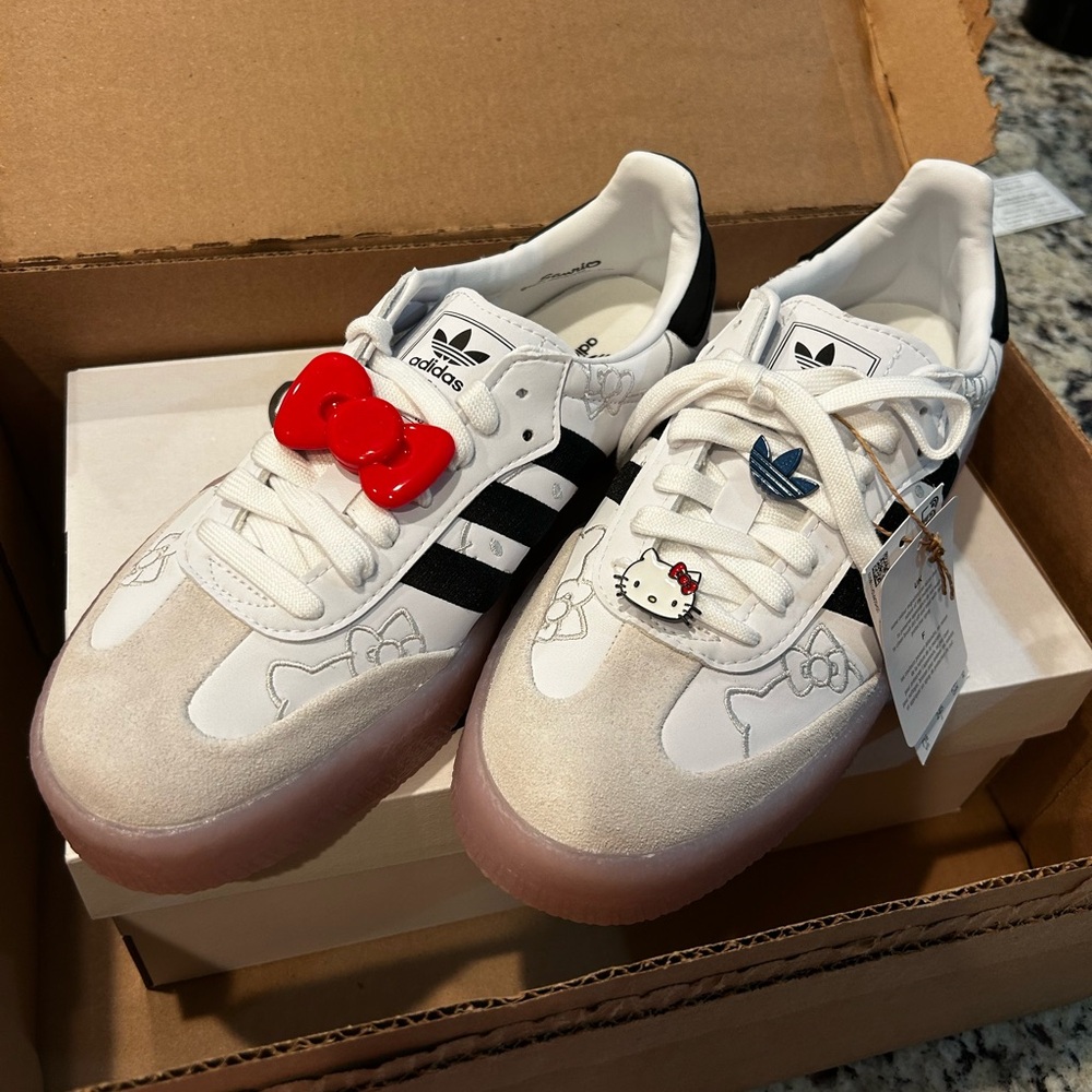 Adidas Somba Hello Kitty
Woman’s White and Black Sneakers Hello Kitty